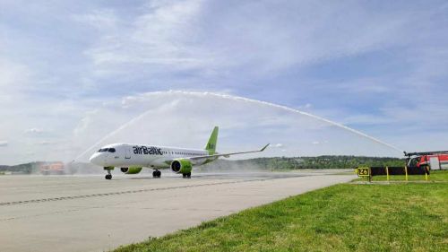 Inauguracyjny przylot samolotu airBaltic z Wilna do Międzynarodowego Portu Lotniczego im. Jana Pawła II Kraków-Balice został powitany tradycyjnym salutem wodnym w wykonaniu lotniskowej straży pożarnej / Zdjęcie: MPL Kraków-Balice