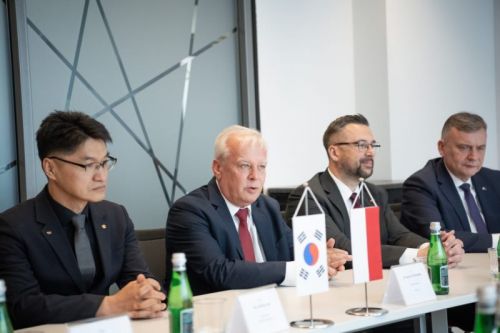 Podpisany właśnie list intencyjny przewiduje zacieśnienie polsko-koreańskiej współpracy w zakresie armatohaubic samobieżnych Krab i K9, a także wyrzutni rakietowych Homar-K / Zdjęcie: PGZ
