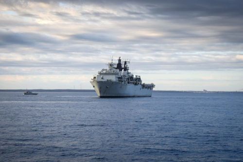 Okręty MRSS mają zastąpić m.in. 2 okręty desantowe-doki typu Albion (na zdjęciu) / Zdjęcie: Royal Navy