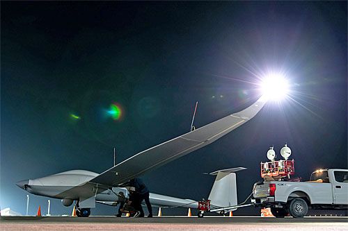 Tani bezzałogowiec rozpoznawczy ULTRA podczas procedury przedstartowej w bazie Al Dhafra w ZEA / Zdjęcie: USAF