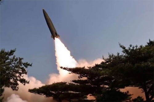 Taktyczna rakieta balistyczna z nowym autonomicznym systemem nawigacji i naprowadzania na cel, skonstruowana w KRLD, startuje do lotu testowego / Zdjęcie: KCNA
