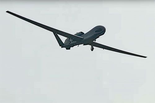 Strategiczny bsl RQ-4 Global Hawk startuje do rekordowego lotu z Grand Forks AFB / Zdjęcie: USAF