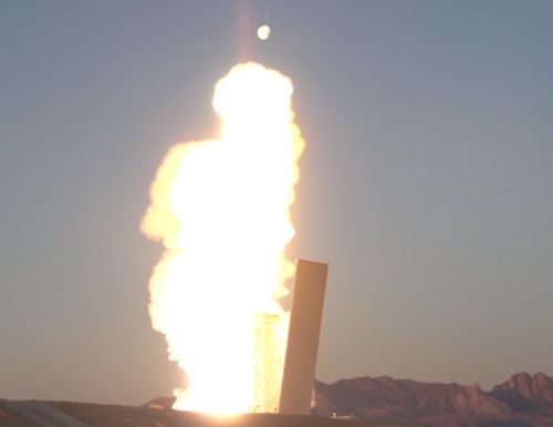 Pocisk PAC-3 MSE wystrzelony z lądowej wyrzutni Mk 70 / Zdjęcie: Lockheed Martin