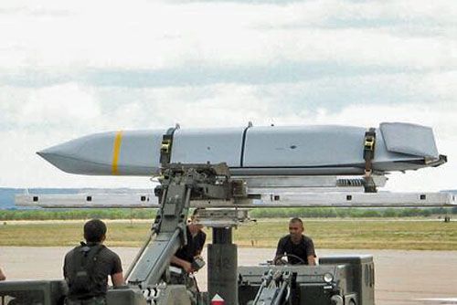 Zasięg pocisków manewrujących Lockheed Martin AGM-158B JASSM-ER wynosi blisko tysiąc km. Ich zakup zwiększy strategiczne możliwości Finlandii / Zdjęcie: USAF
