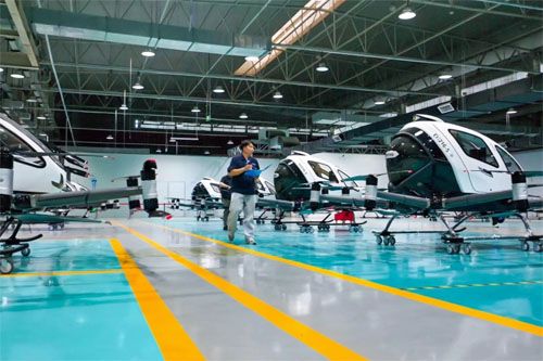 Linia montażowa autonomicznych pojazdów eVTOL EH216-S. Ich produkcja przyspiesza po uzyskaniu niezbędnych certyfikatów / Zdjęcie: EHang
