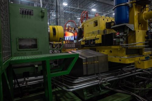 Zakład UAPL dzięki zautomatyzowanej linii produkcyjnej ma zwiększyć amerykańską produkcję elementów metalowych amunicji artyleryjskiej o ponad 200% / Zdjęcie: US Army
