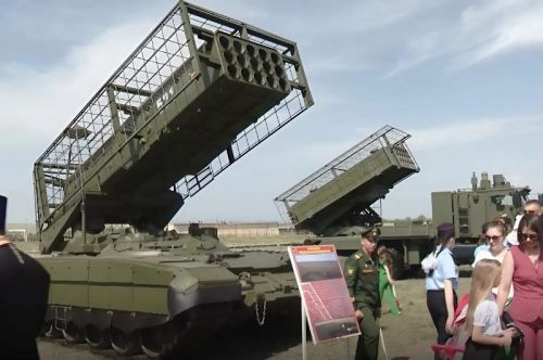 System TOS-3 Drakon wyposażony jest w moduł wyrzutni pocisków rakietowych z głowicą termobaryczną kal. 220 mm z 15 prowadnicami / Zdjęcie: MO Federacji Rosyjskiej