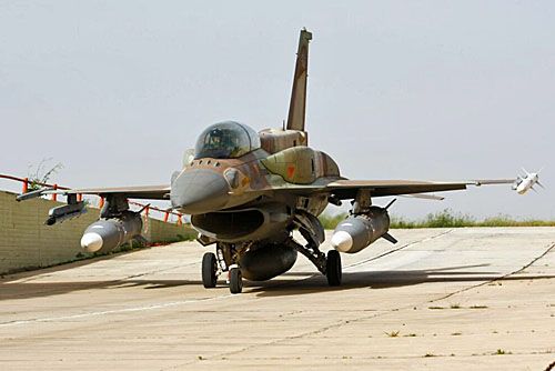 Izraelski F-16 z dwoma pociskami LORA podwieszonymi pod skrzydłami / Zdjęcie: IAI