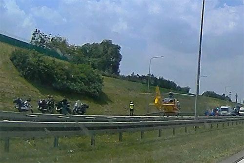 Należący do LPR śmigłowiec EC135 oczekujący na przybycie mechanika, który miał ocenić uszkodzenia spowodowane zahaczeniem anteny policyjnego busa o łopatę wirnika. Śmigłowiec został wezwany do wypadku motocykla