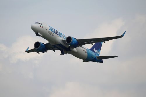 Pierwszy samolot Jazeera Airways powitany został w Międzynarodowym Porcie Lotniczym im. Jana Pawła II Kraków-Balice tradycyjnym salutem wodnym, a załoga inauguracyjnego rejsu otrzymała od prezesa balickiego lotniska okolicznościowy tort / Zdjęcia: Marcin Sigmund