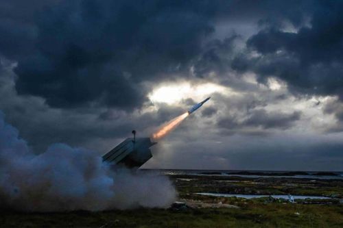 Pociski AMRAAM-ER wzmocnią arsenał holenderskich systemów przeciwlotniczych NASAMS / Zdjęcie: Raytheon