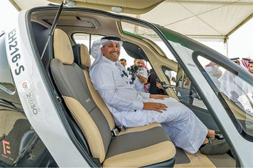 Minister Transportu i Logistyki Arabii Saudyjskiej oraz przewodniczący Głównego Urzędu Lotnictwa Cywilnego Saleh Al-Jasser zapoznał się z samolotem eVTOL EH216-S po jego locie pokazowym w Mekce / Zdjęcie: GACA