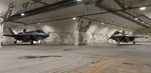 Para norweskich F-35A we wnętrzu górskiego schronohangaru w Bardufoss / Zdjęcia: MO Norwegii 
