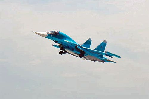 Nowy Su-34M startuje do lotu na docelowe lotnisko operacyjne. Od 2022 na oficjalnych zdjęciach rozpowszechnianych przez OAK retuszowane są numery burtowe i rejestracyjne samolotów przekazywanych Ministerstwu Obrony Rosji. Stąd trudno – nawet nieoficjalnie – określić, ile maszyn trafia do wojska / Zdjęcie: OAK