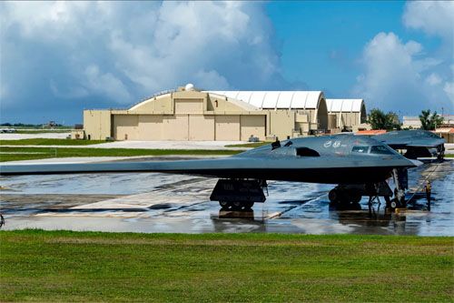 Dwa bombowce B-2 Spirit, które przyleciały z bazy Whiteman w stanie Missouri, w czasie przygotowań do misji szkoleniowej w Andersen AFB na wyspie Guam w ramach ćwiczenia Valiant Shield 24, 13 czerwca 2024 / Zdjęcie: USAF – Staff Sgt. Kristen Heller