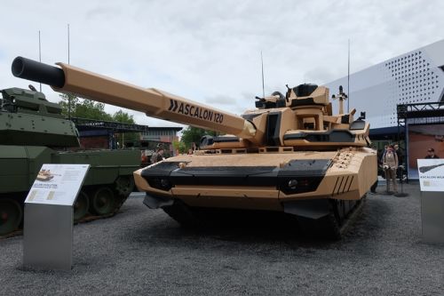 Leclerc Evolution ma załogę zwiększoną z 3 do 4 żołnierzy. Nowym załogantem jest zastępca dowódcy, będący też operatorem nowych systemów walki / Zdjęcie: Dawid Kozdra