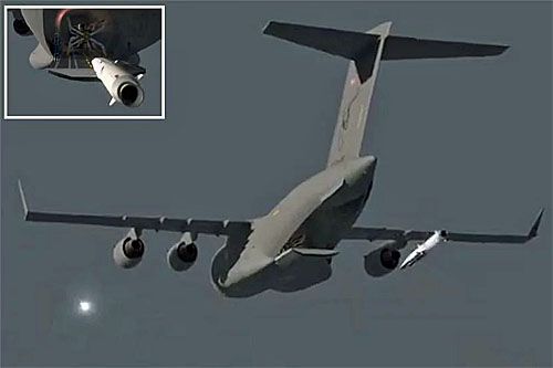 Samolot transportowy Boeing C-17A zrzucający z wyrzutni REVOLVER nieistniejący pocisk hipersoniczny X-51A / Ilustracja: kadr z filmu promocyjnego Boeinga