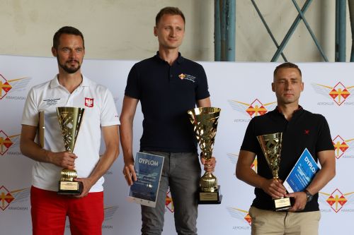 Najlepsi piloci 61. Lotu Południowo-Zachodniej Polski im. Franciszka Żwirki (od lewej): Michał Wieczorek z Aeroklubu Krakowskiego, (drugie miejsce), Marcin Skalik z Aeroklubu Częstochowskiego (pierwsze miejsce) i Michał Bartel z Aeroklubu Stalowowolskiego (trzecie miejsce) / Zdjęcia: Marcin Sigmund