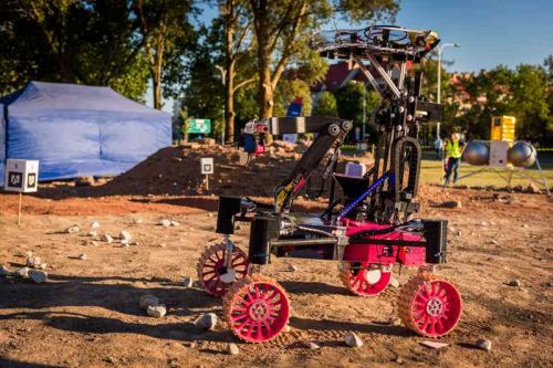 Tegoroczna edycja European Rover Challenge odbędzie się w dniach 6–8 września na terenie Akademii Górniczo-Hutniczej w Krakowie. Dzięki transmisji na żywo w mediach społecznościowych oraz na stronie internetowej wydarzenia, rywalizację drużyn i wystąpienia prelegentów będzie mogła oglądać publiczność z całego świata / Zdjęcie: European Rover Challenge