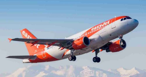 Wprowadzenie przez easyJet systemu e-techlog ma zmniejszyć zużycie papieru i usprawnić stosowany przez pilotów, personel pokładowy i mechaników system raportowania, przekładając się na szybsze rozwiązanie usterek oraz wynikające z tego zmniejszenie opóźnień / Zdjęcie: easyJet