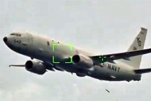 Morski samolot patrolowy US Navy P-8A Poseidon zrzuca Sonobuoy / Zdjęcie: CCTV