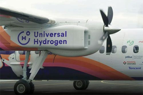 Samolot Dash-8 przebudowany przez Universal Hydrogen. Jeden z jego silników był zasilany wodorem. Samolot wykonał tylko jeden lot / Zdjęcie: Universal Hydrogen