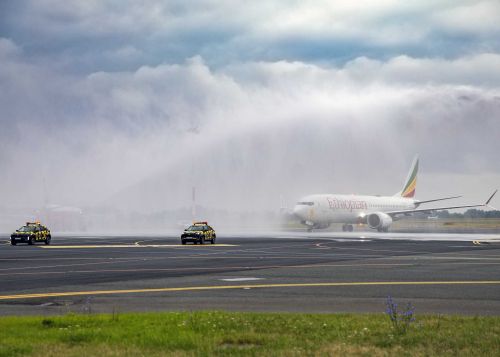 W inauguracyjnym locie z Addis Abeby do Warszawy uczestniczyli m.in. Ambasador RP w Etiopii, wysocy rangą urzędnicy rządowi Etiopii i kadra kierownicza Ethiopian Airlines. Samolot został powitany na Lotnisku Chopina tradycyjnym salutem wodnym / Zdjęcia: Andrzej Klewiado, Dariusz Kłosiński i Krystian Truszkowski – Lotnisko Chopina; Bartosz Głowacki