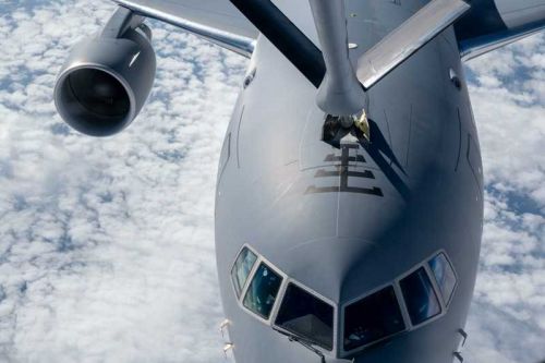 KC-46A Pegasus z 22nd ARW tankuje paliwo z KC-135R Stratotanker nad W. Brytanią podczas 45-godzinnego przelotu dookoła świata w kierunku zachodnim / Zdjęcie: US Air Force – Airman 1st Class Gavin Hameed