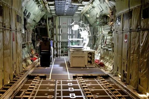 System ewakuacji lotniczo-medycznej AMES można łatwo zintegrować z samolotem transportu taktycznego C-130J. Jego komponenty są instalowane na uniwersalnych paletach / Zdjęcie: Marshall