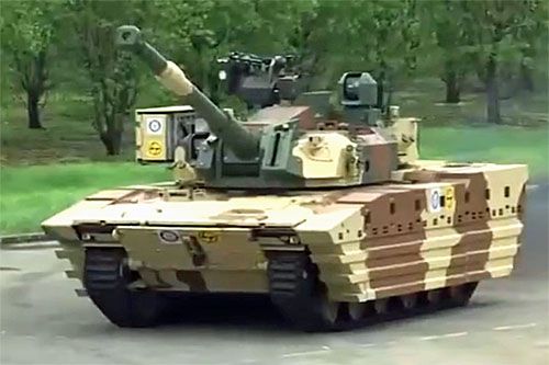 Prototyp lekkiego czołgu Zorawar podczas pokazów dla indyjskich dziennikarzy / Zdjęcie: kadr z filmu ANI via X