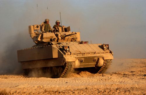 M2A3 Bradley widziany niedaleko Faludży w Iraku w 2004 / Zdjęcie: Sgt. 1st Class Johancharles Van Boers – Wikimedia Commons