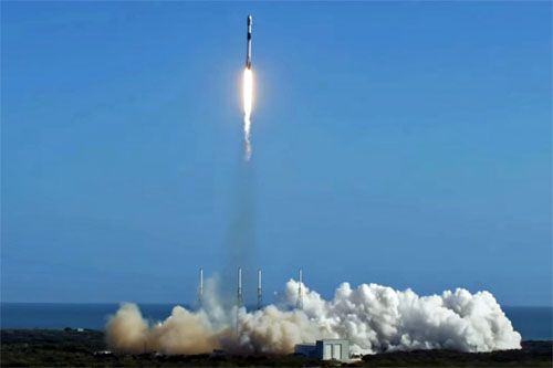 Rakieta nośna SpaceX Falcon 9 startuje z tureckim satelitą telekomunikacyjnym Turksat 6A z Przylądka Canaveral / Zdjęcie: SpaceX