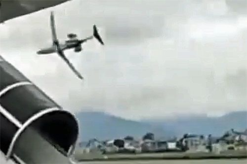 Samolot CRJ-200ER w niskim locie z silnym przechyleniem, na krótko przed zderzeniem z ziemią / Zdjęcie: kadr z filmu via X