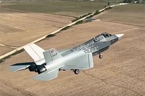 Prototyp – demonstrator technologii tureckiego narodowego myśliwca Kaan w czasie lotu testowego / Zdjęcie: TUSAŞ