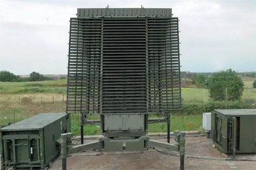 RAT 31DL/M to trójwymiarowy radar pasma L ważący ok. 30 t. Jego antena ma szerokość 4,5 m, a wysokość 6,5 m. Składa się z 42 rzędów modułów nadawczo-odbiorczych z 52 radiatorami na rząd / Zdjęcie: Leonardo