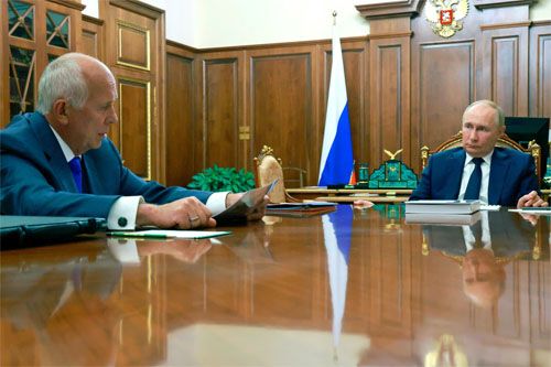 Siergiej Cziemiezow relacjonuje prezydentowi Władimirowi Putinowi wyniki korporacji Rostiech w 2023 i przedstawia plany na kolejne lata / Zdjęcie: Służba prasowa prezydenta FR