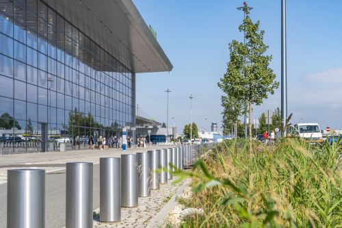 Zadaniem nowo zaprojektowanej zieleni na pyrzowickim lotnisku jest maksymalizacja tzw. usług ekosystemowych, czyli ograniczanie odczuwalnych wysokich temperatur, zwiększenie przechwytu wody opadowej, a także poprawa mikroklimatu i warunków przyrodniczych / Zdjęcia: Piotr Adamczyk