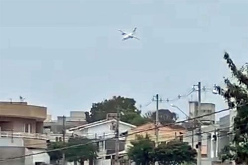 Samolot ATR-72 linii Voepass Linhas Aéreas na chwilę przed upadkiem na dom w dzielnicy mieszkaniowej Vinhedo w São Paulo / Zdjęcie: via X