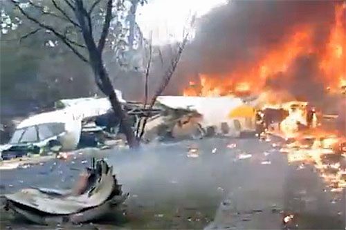 Płonące szczątki samolotu ATR-72, który rozbił się na przedmieściach Sao Paulo / Zdjęcie: via X