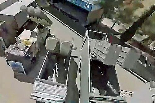 Samobieżna wyrzutnia nowego irańskiego systemu rakiet balistycznych stojąca pomiędzy samobieżną wyrzutnią przeciwokrętowej wersji systemu rakietowego Fath 360 (po lewej) a wyrzutnią pocisków manewrujących Abu Mahdi / Zdjęcie: PressTV via X