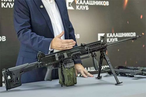 Lekki karabin maszynowy RPŁ-20 podczas prezentacji dla rosyjskich dziennikarzy. Przedstawiciele Koncernu Kałasznikow poinformowali, że broń była już testowana podczas wojny na Ukrainie / Zdjęcie: podolyaka