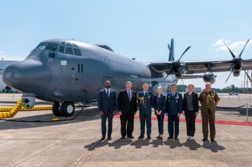 Przedstawiciele Lockheed Martina, Ambasady Nowej Zelandii w Stanach Zjednoczonych Ameryki, Ministerstwa Obrony Nowej Zelandii, Sił Obronnych Nowej Zelandii i Royal New Zealand Air Force w siedzibie Lockheed Martin Aeronautics w Marietta świętują dostawę pierwszego z pięciu samolotów transportowych C-130J Super Hercules dla RNZAF / Zdjęcie: Lockheed Martin – Thinh D. Nguyen