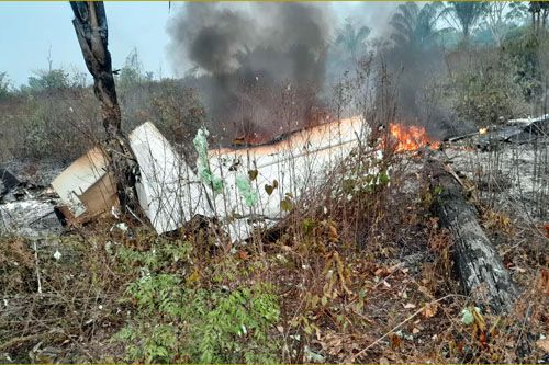 Płonące szczątki samolotu Beechcraft King Air, który rozbił się po starcie z lądowiska Pousada Amazônia Fishing Lodge w Brazylii / Zdjęcie: nortaoagora