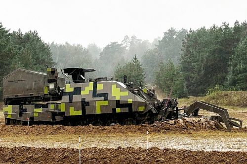 Keiler NG został zaprezentowano z różnymi elementami wyposażenia, w tym z trałem od Pearson Engineering / Zdjęcie: Rheinmetall