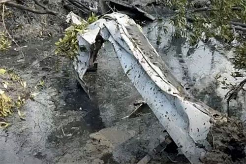 Częściowo spalony wrak samolotu Cessna Grand Caravan, który spadł na las mangrowy w Tajlandii / Zdjęcie: via X