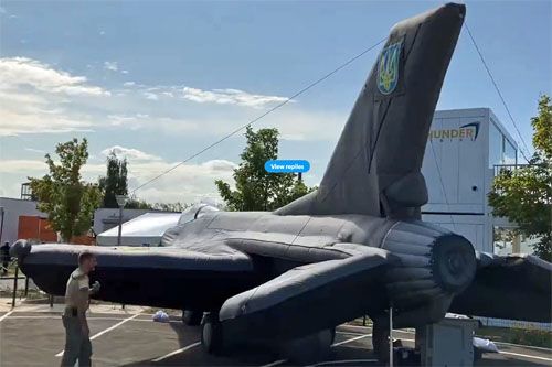Nadmuchiwana atrapa myśliwca F-16 w barwach ukraińskich wojsk lotniczych produkowana przez czeski Inflatech / Zdjęcie: via X