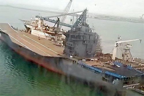 Kontenerowiec Perarin coraz bardziej przypomina mały lotniskowiec. W tym przypadku przeznaczony dla bsl. Docelowo ma to być Shahid Bahman Bagheri, a jego użytkownikiem będzie marynarka wojenna Korpusu Strażników Rewolucji Islamskiej / Zdjęcie: kanał Telegram