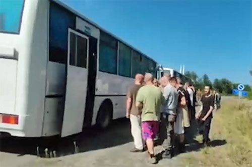 Rosyjscy jeńcy, zwolnieni przez Ukraińców, zostali kilkoma autobusami i karetkami medycznymi przewiezieni na Białoruś / Zdjęcie: kadr z filmu MO FR