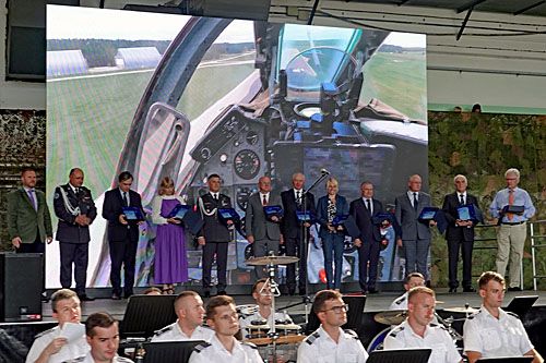 Laureaci Błękitnych Skrzydeł 2023 po odebraniu wyróżnień, które wręczali przewodniczący Kapituły – redaktor naczelny Skrzydlatej Polski Bartosz Głowacki, i zastępca Inspektora Sił Powietrznych w Dowództwie Generalnym Rodzajów Sił Zbrojnych gen. bryg. pil. Wojciech Pikuła (pierwsi od lewej) / Zdjęcie: AL Altair