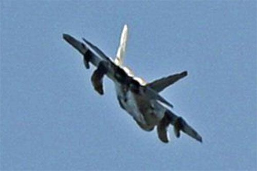 Pierwsze znane zdjęcie myśliwca stealth F-22 z zewnętrznymi zbiornikami paliwa i zasobnikami o niskiej widzialności / Zdjęcie: TaskForce23 via X